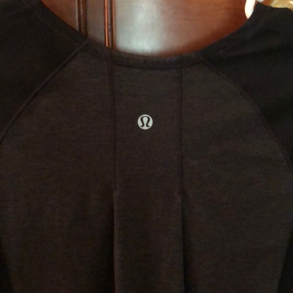 Lulu lemon top - Picture 4 of 4